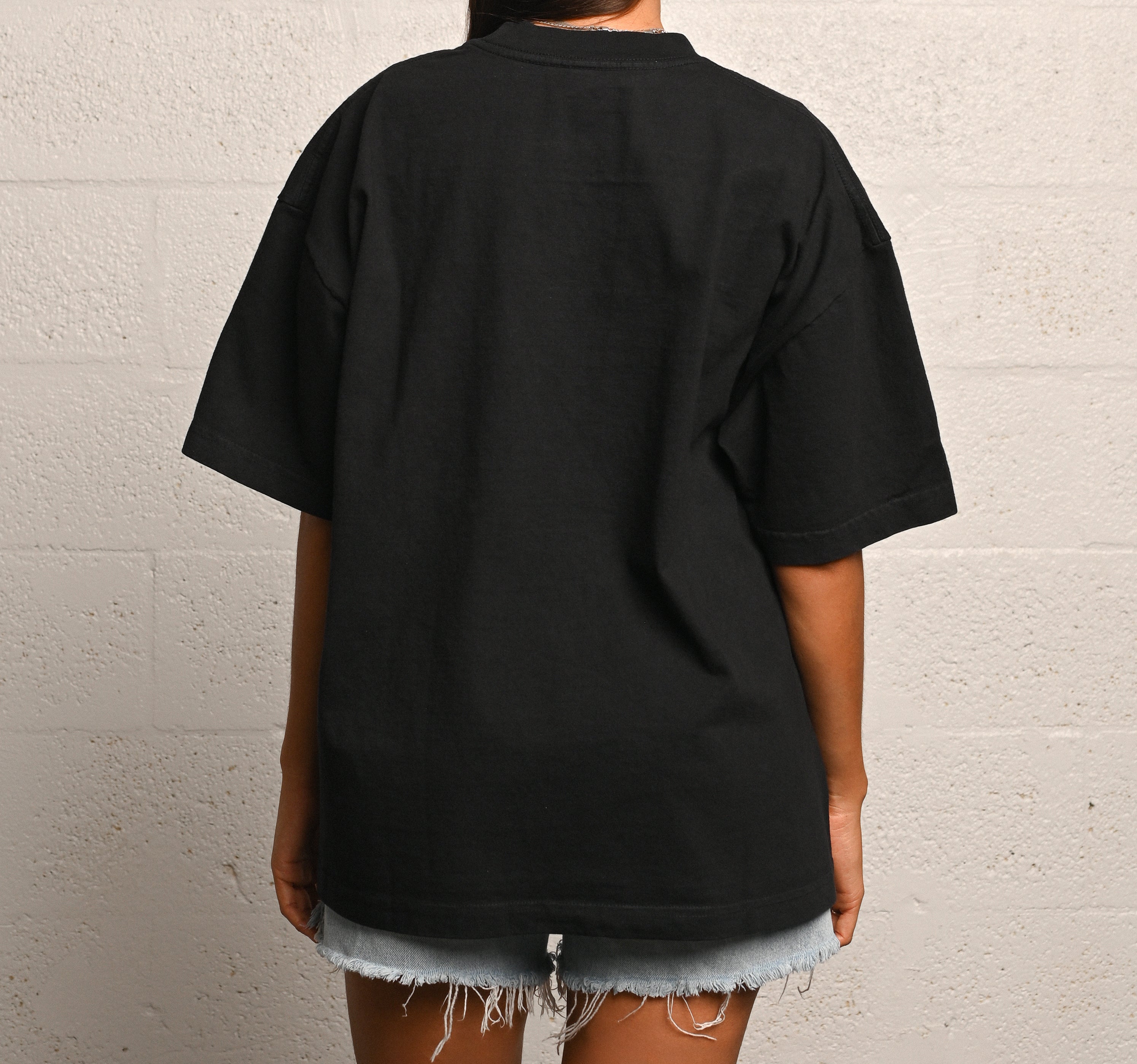 NI DE AQUÍ, NI DE ALLÁ UNISEX T-SHIRT | BLACK ON BLACK PRINT
